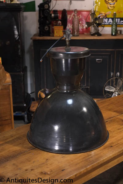 suspension usine ancienne emaille